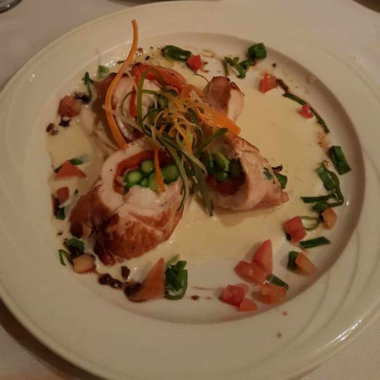 Suprema de pollo rellena de espárragos y pimentón 
