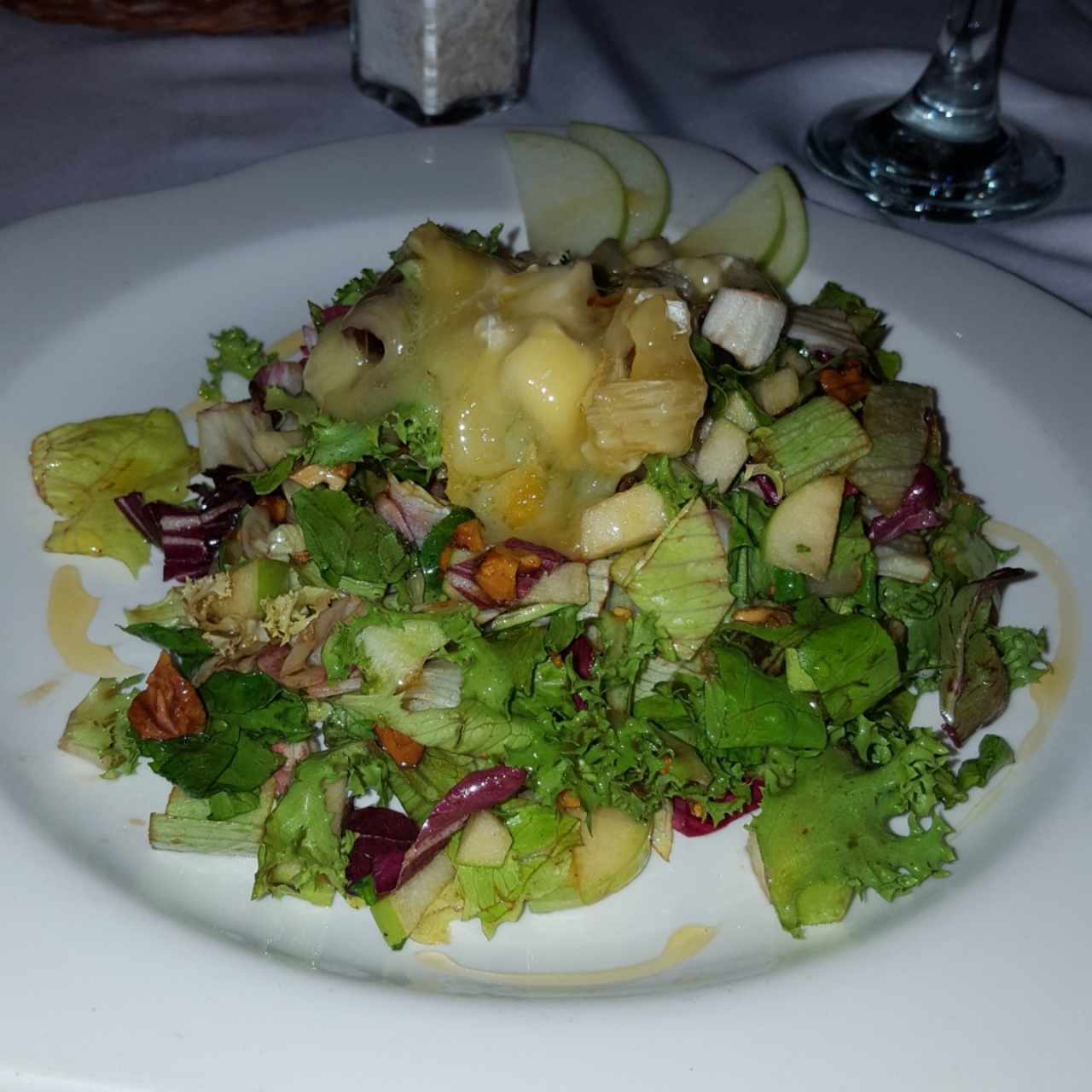 Ensalada Tentación con nueces y manzana