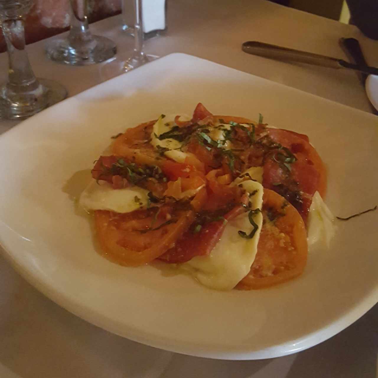 Ensalada capresa con jamón serrano