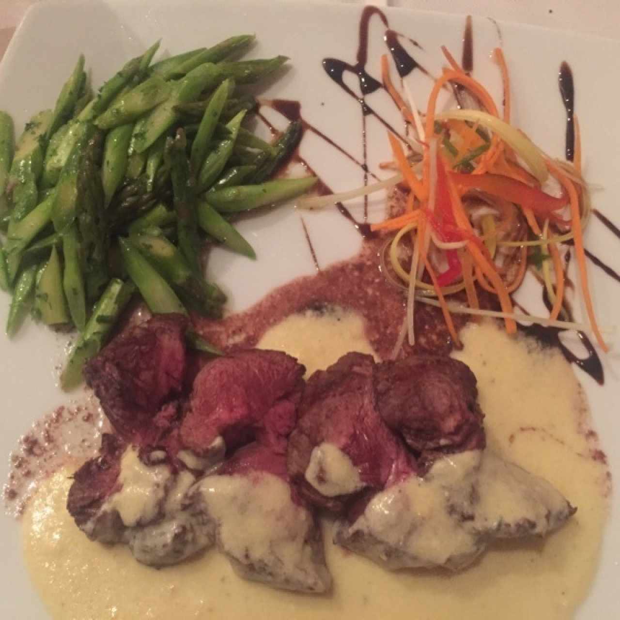 Tagliata de lomito en salsa roquefort con esparragos frescos 