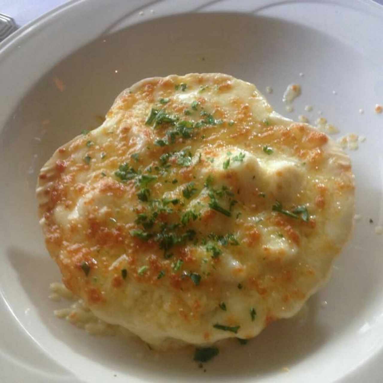 Coquille St Jacques (Vieras con Crema Gratinadas) bien la salsa, duras las vieras, sobrecocidas