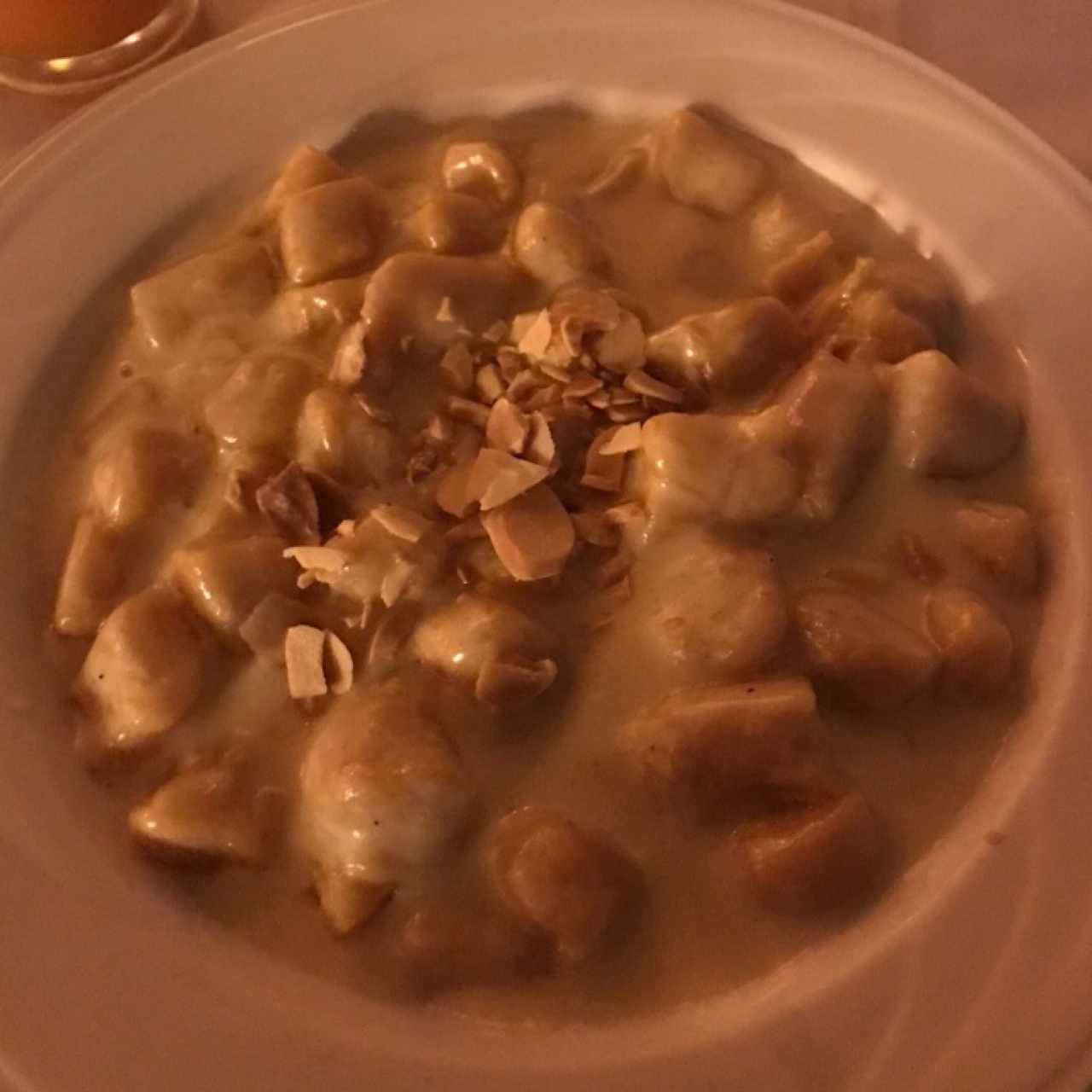 gnocchi con salsa de queso de cabra
