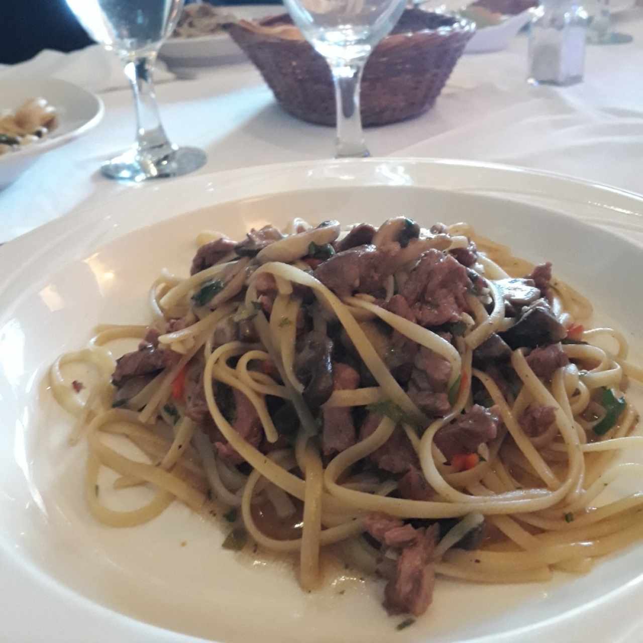 Linnguini de lomito y champiñones 