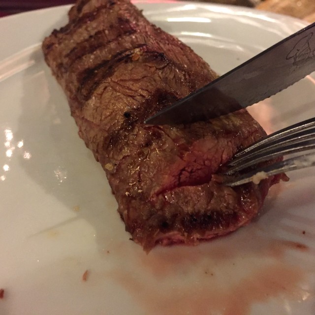 Lomito bebé, término medio. Muy bien cocido, excelente sabor.