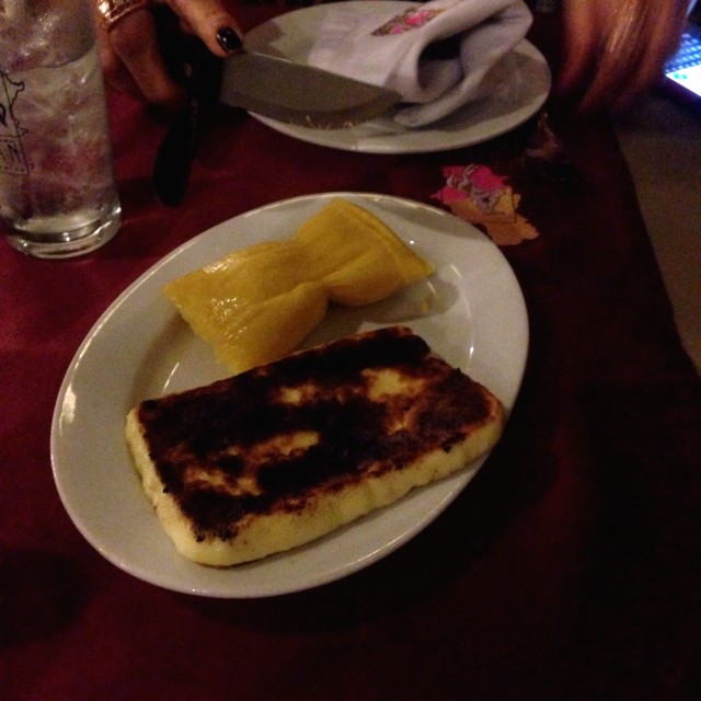 Queso a la plancha y hallaquita de maíz