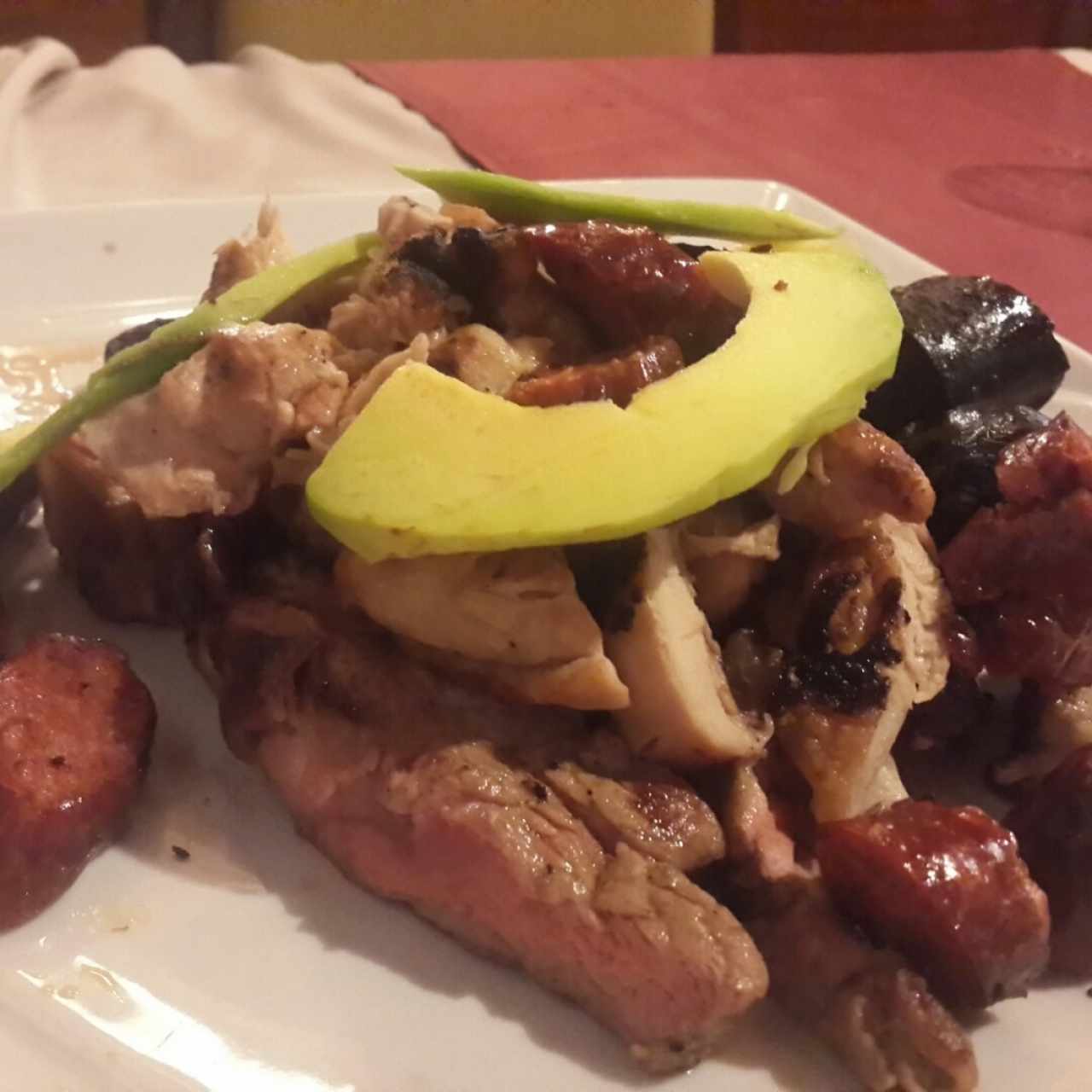 Parrilla Mixta, Aguacate  Res, Pollo, Chorizo, Morcilla