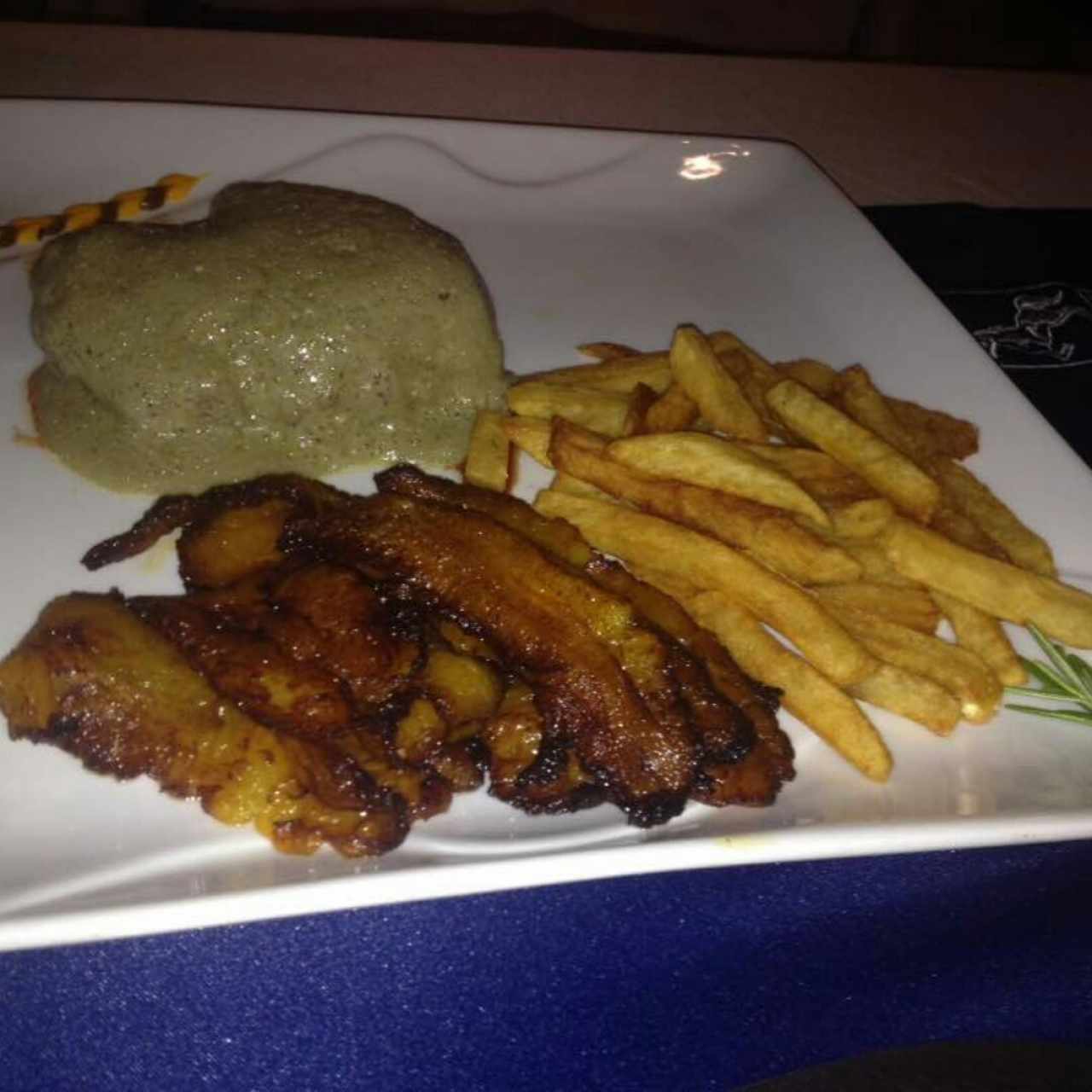 Medallones de Lomito Roquefort, media ración, con Papas y Tajadas, Salsa potente y buena! 