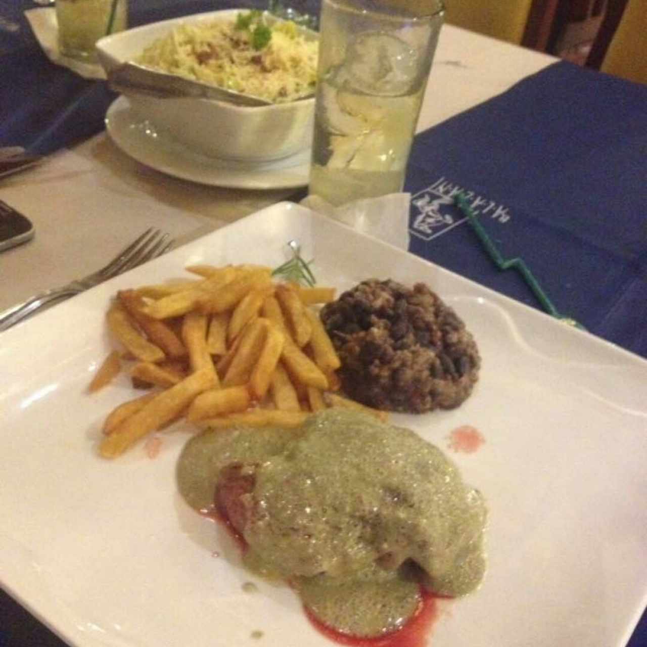 Medallones de Lomito Roquefort con Papas y Congrí (media ración) muy bueno