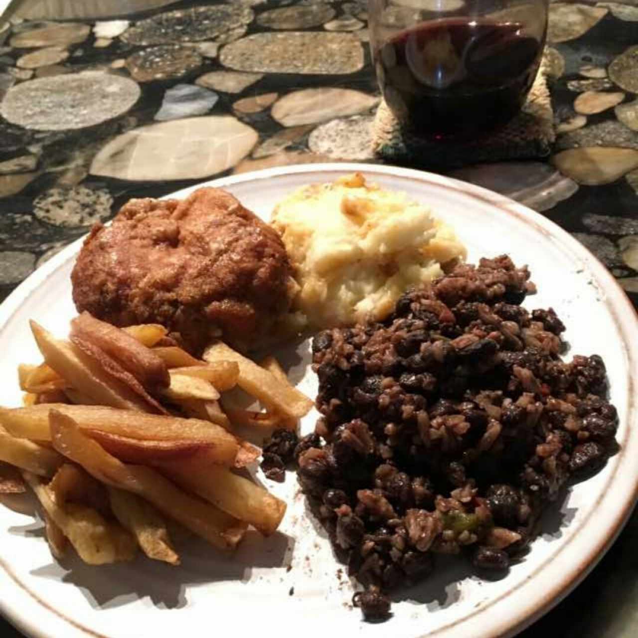 Pollo a la Kíev, Media Ración, este con el Puré que trae, más Papas Fritas y Congrí, Bueno