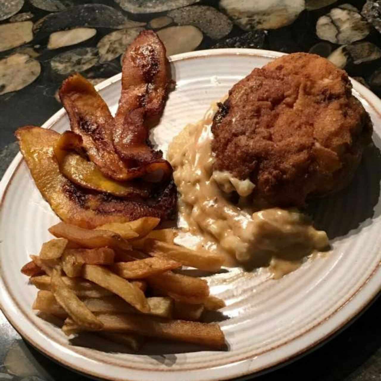 Pollo a la Kíev, Media Ración, este con su Puré, Tajadas y Papas Fritas, Bueno