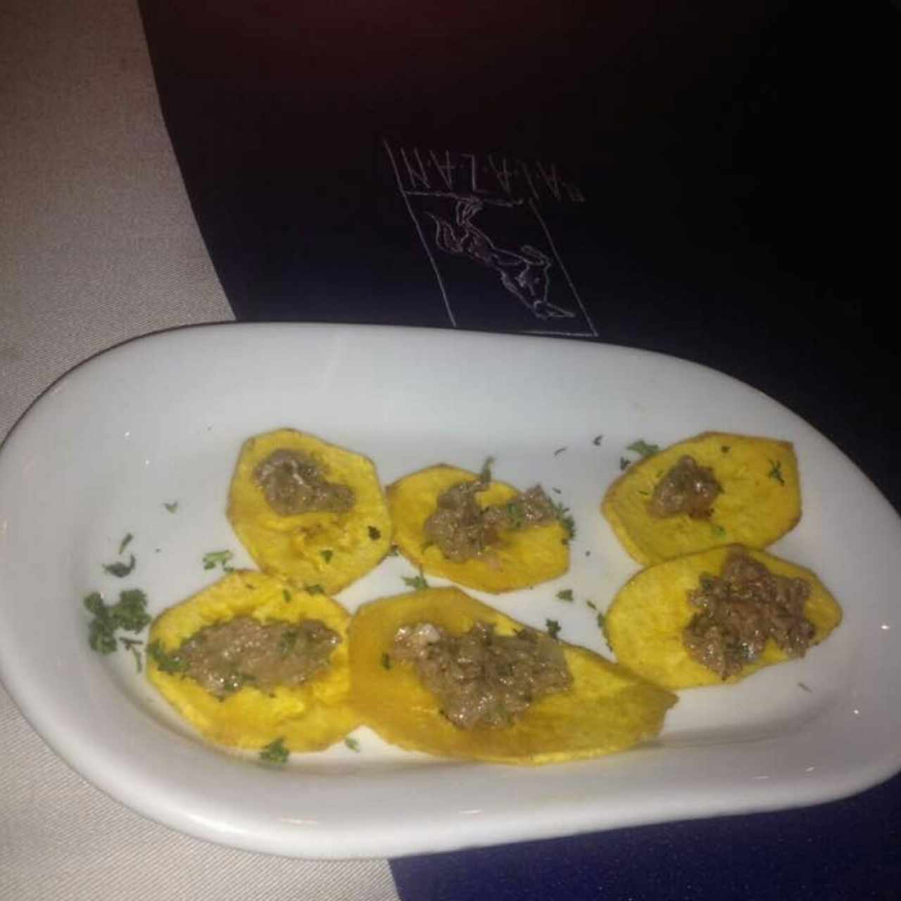 Steak Tartar en Tostones, muy Bueno