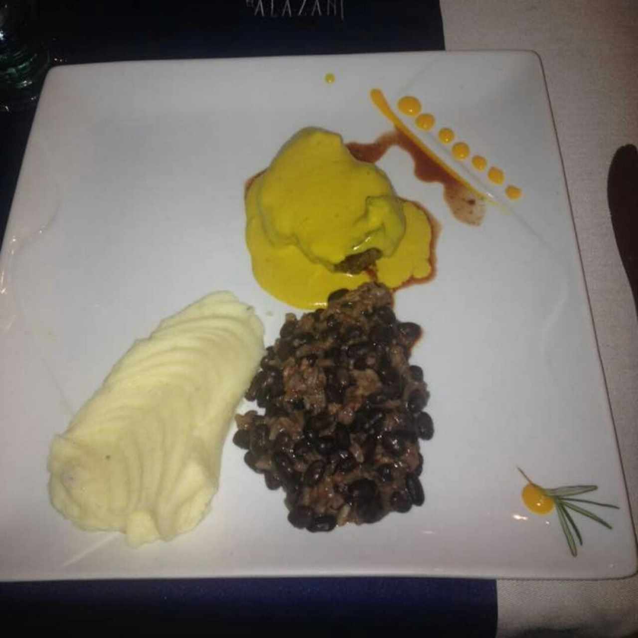 Medallones de Lomito en Salsa de Mostaza, Media Ración, con Puré de Pasa y Congrí, excelente 