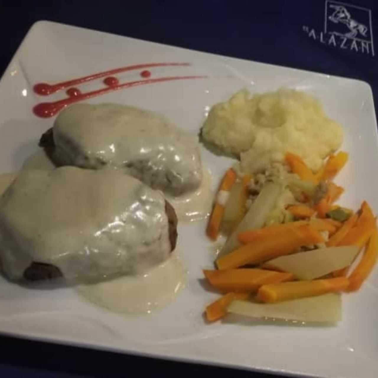 Lomito a la roquefort con vegetales y puré 