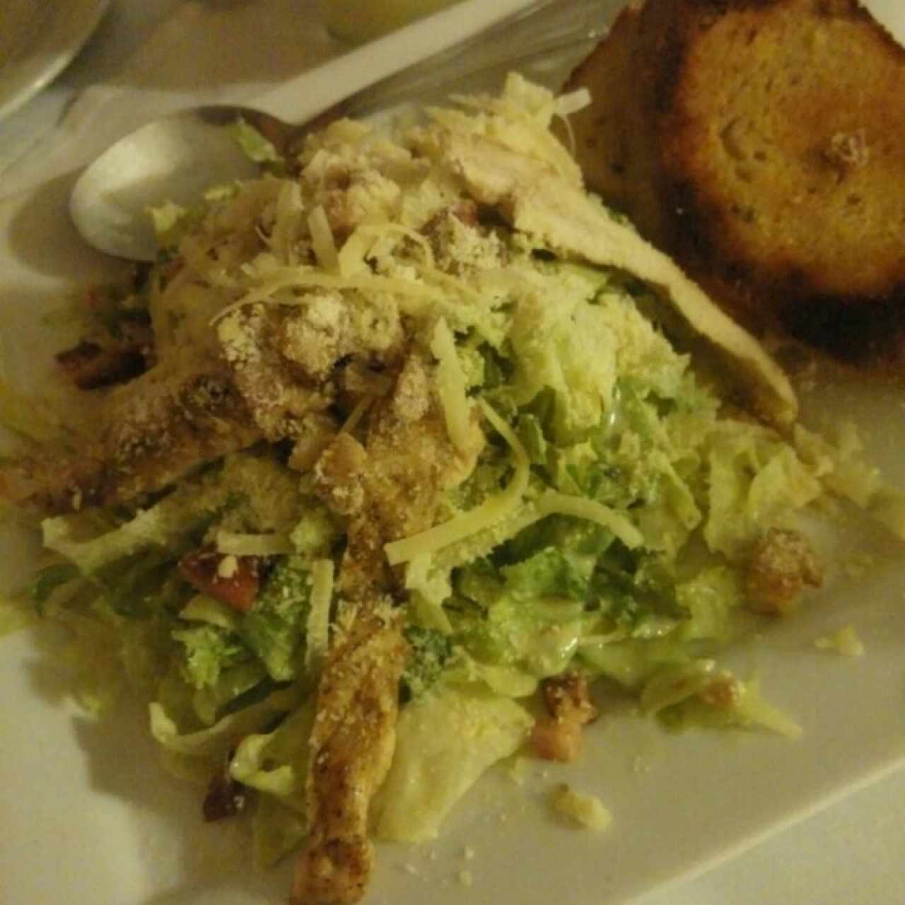 Ensalada César con tiras de pollo