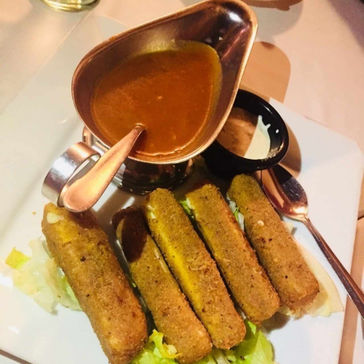 Dedos de Mozarella, entrada para compartir. Vienen 5 unidades acompañadas de salsa napolitana y tártara.
