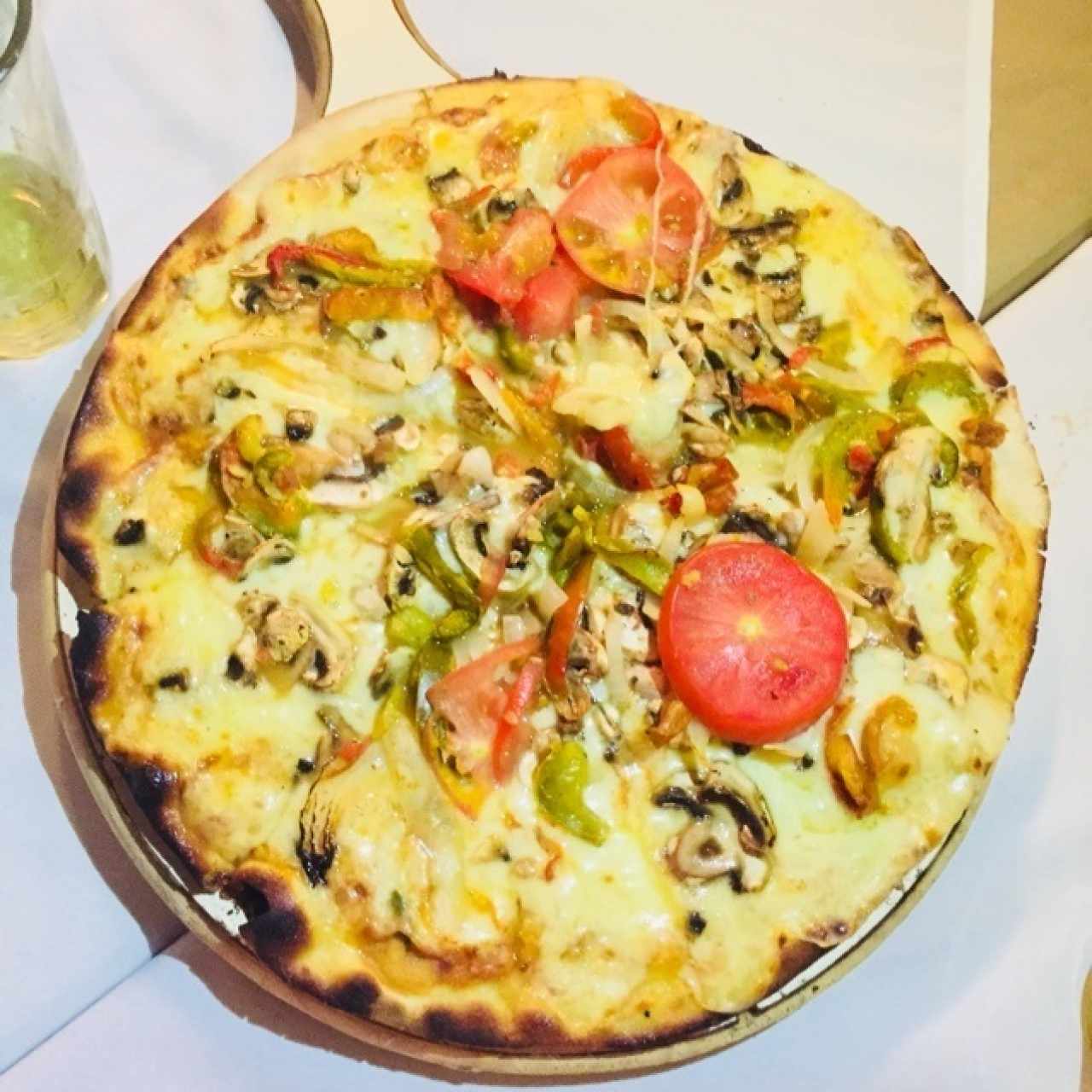 Deliciosa Pizza vegetariana, de masa finita y crocante, de esas que al picar se estira el queso y se te hace agua la boca. 🤤