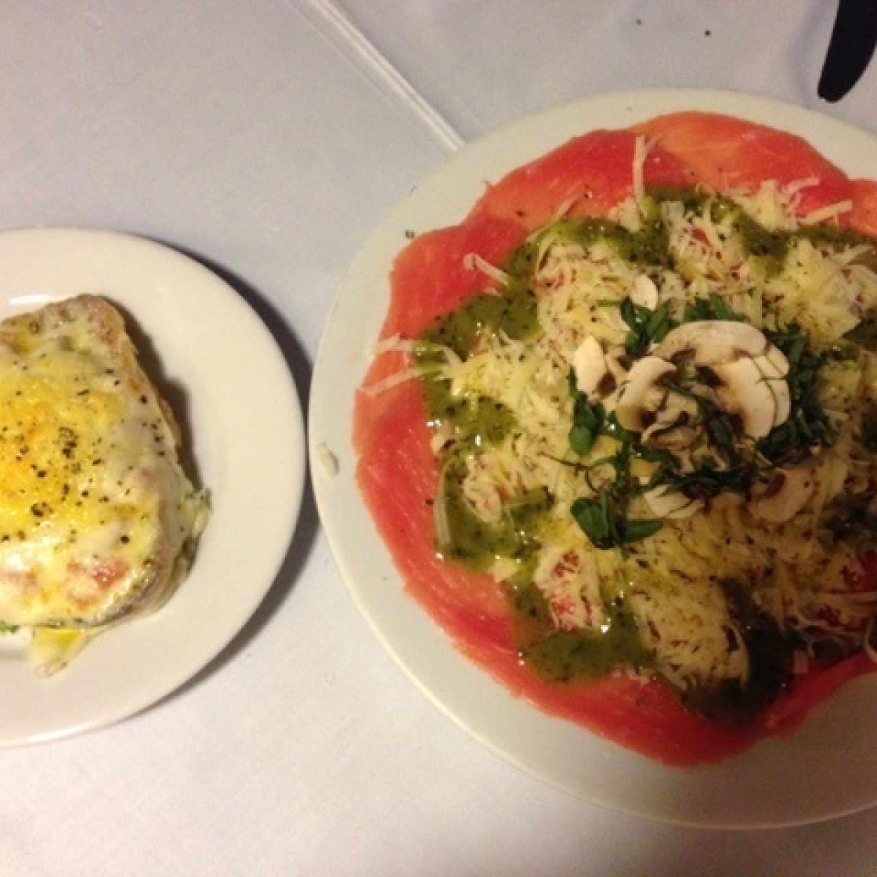 bruschetas y carpaccio de lomito