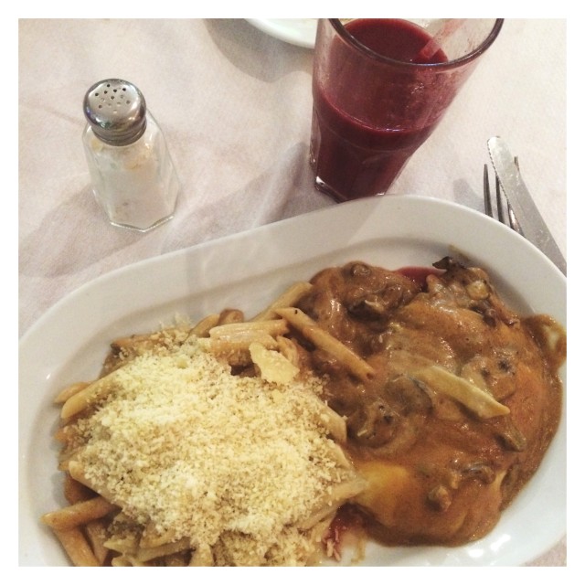 Cartocho de lomito y jugo de fresa-mora