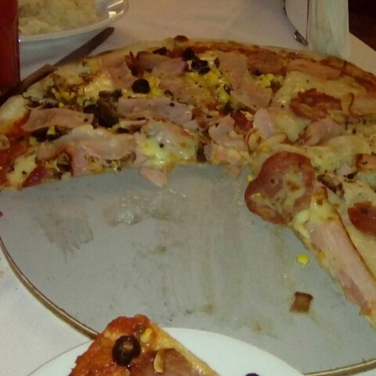 Pizza Especial de Nonna mitad tradicional y mitad sin aceitunas con piña