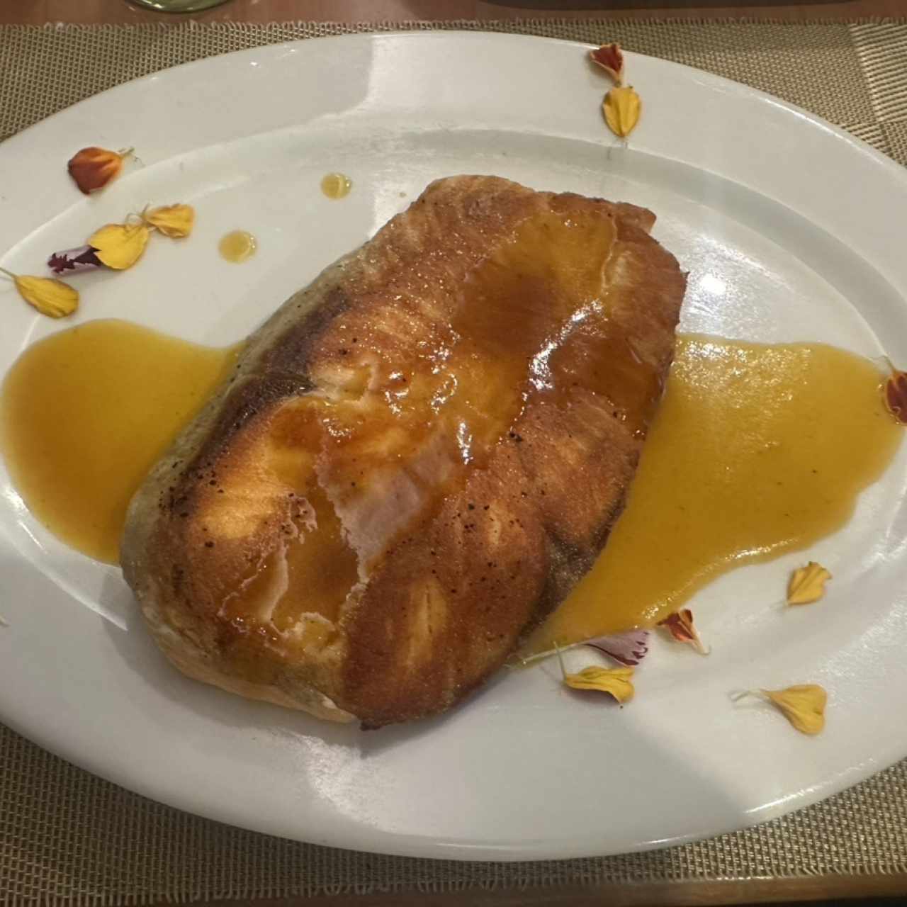Filet de Salmón en Salsa de Parchita