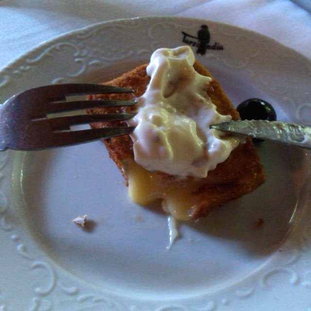 Queso Brie empanizado con salsa tartara.-