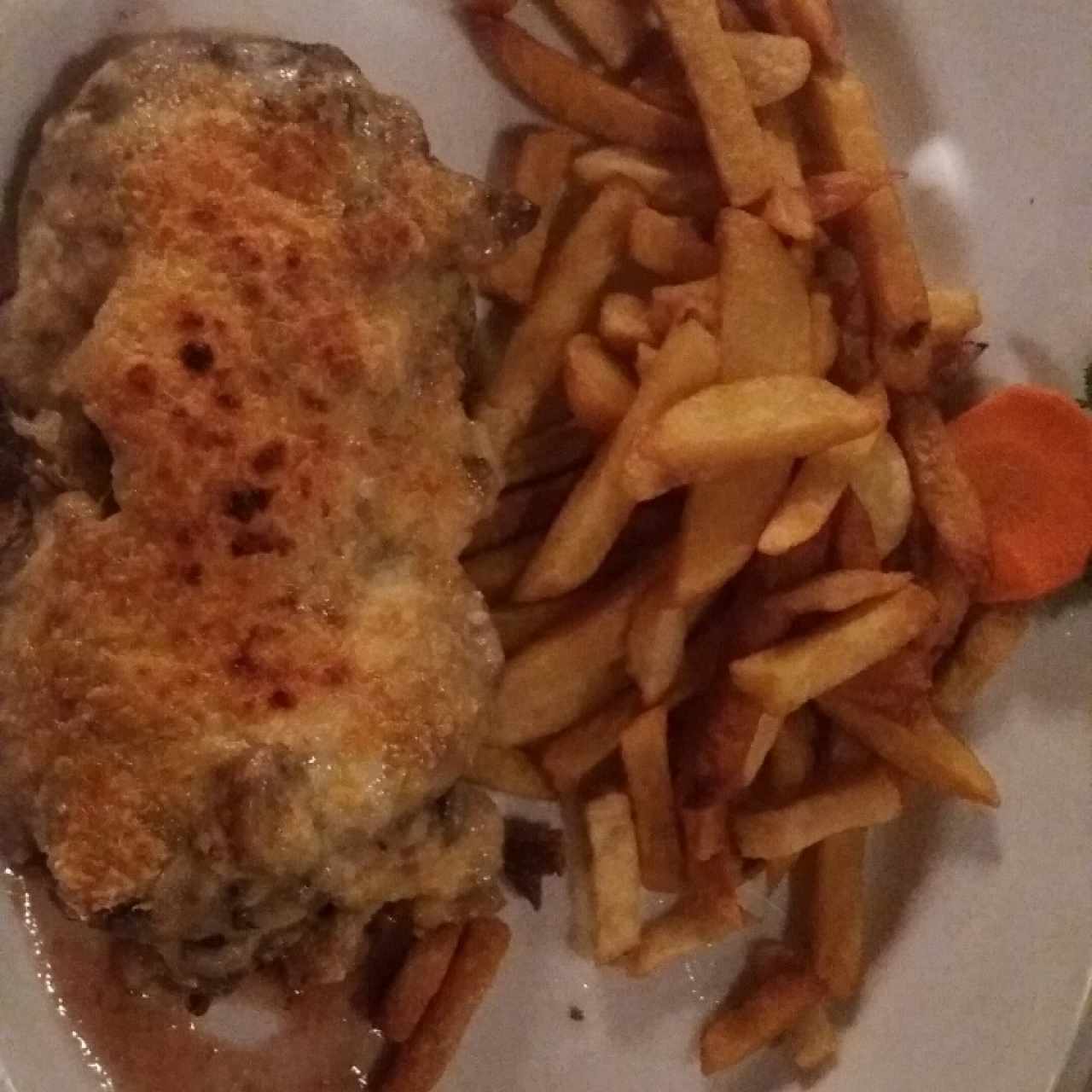 Lomito bañado en champiñones, debidamente gratinado