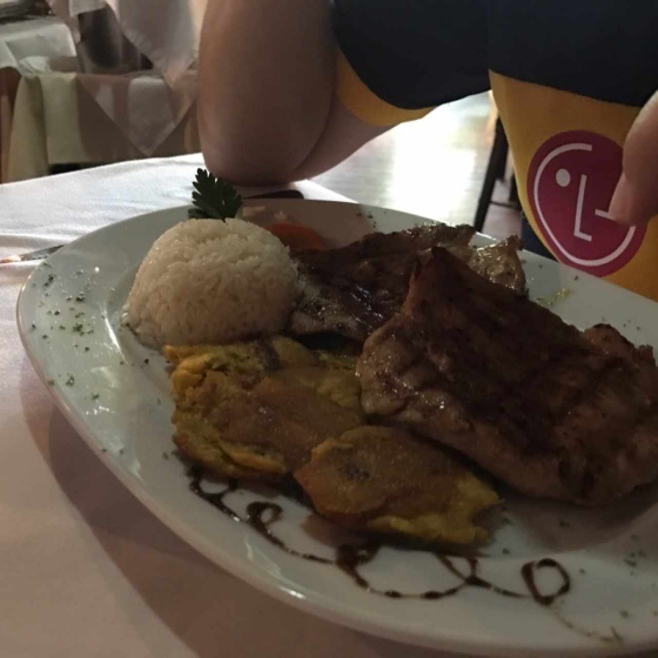 Pechuga de Pavo al grlll con arroz y tostones