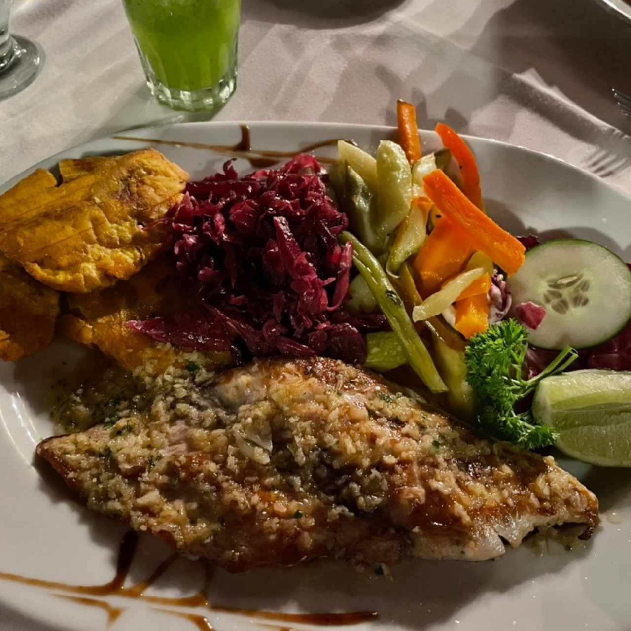 Fliet de Dorado al Ajillo con vegetales y tostones