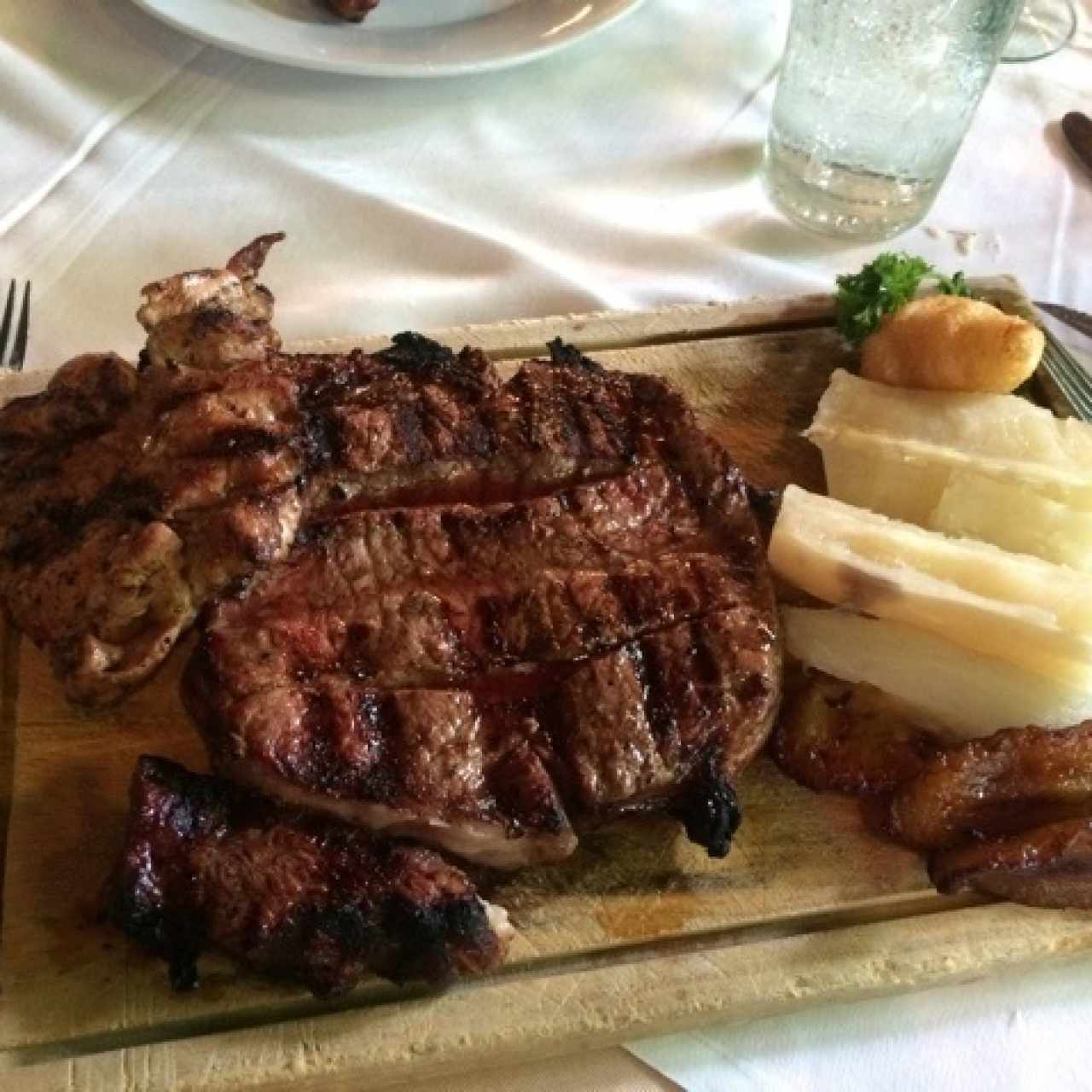 parrilla mixta con tajadas y yuca