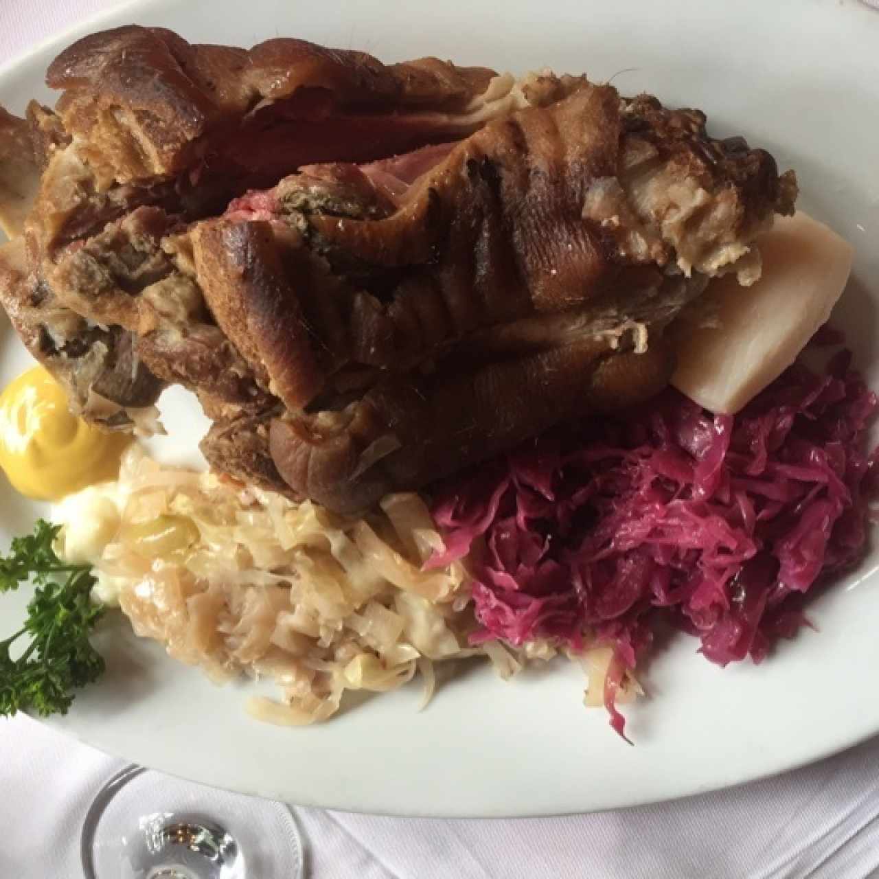 Rodilla de cochino al horno con repollo 