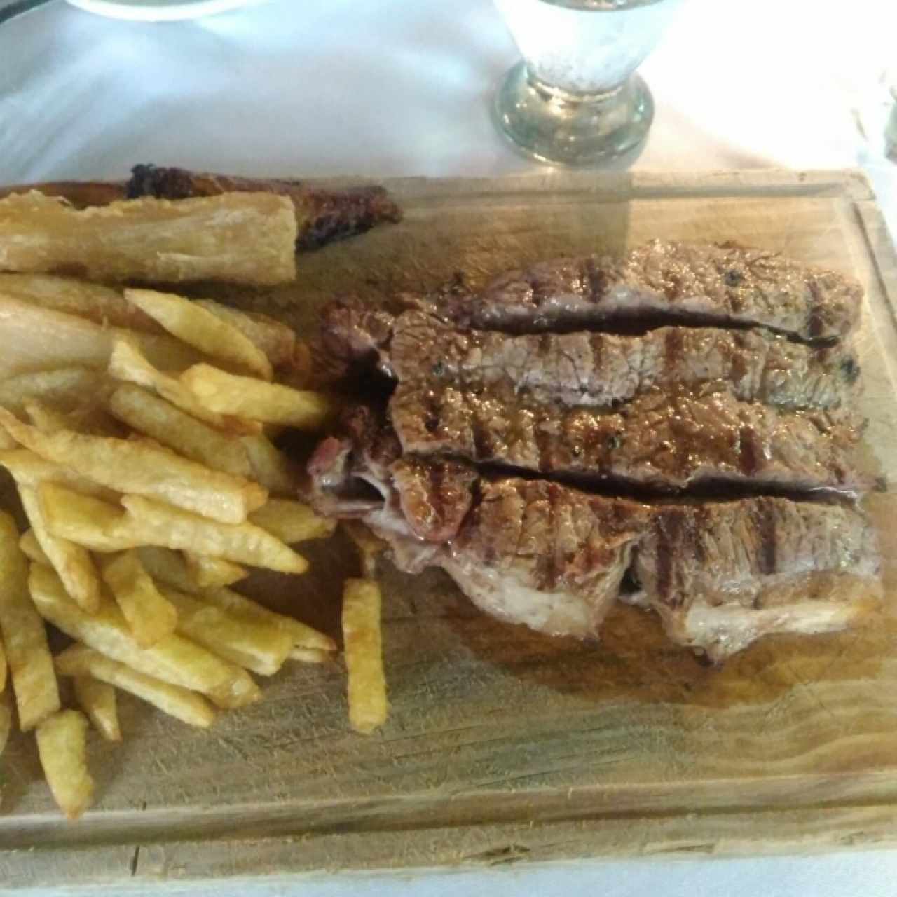 churrasco de solomo en corte mariposa, con papas y yuca frita