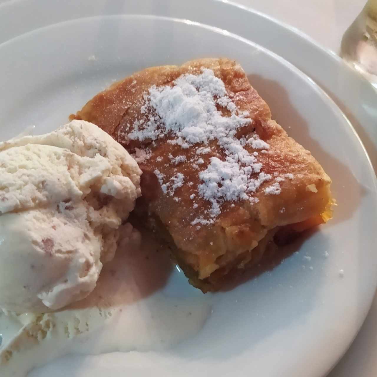 Srudel de piña con helado