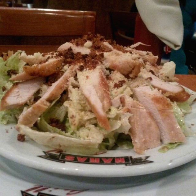 Ensalada césar con pollo.