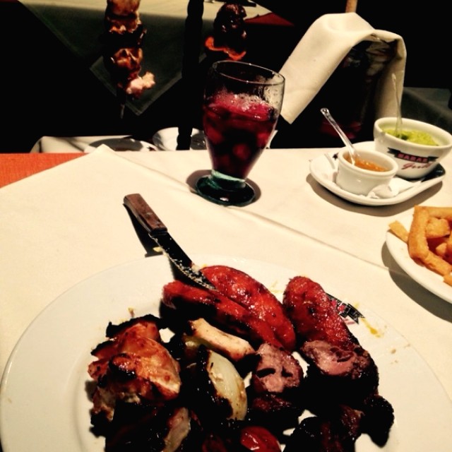 Espetada de pollo y de carne con chistorra, una buena sangria y ensalada cesar.. Estupendo!