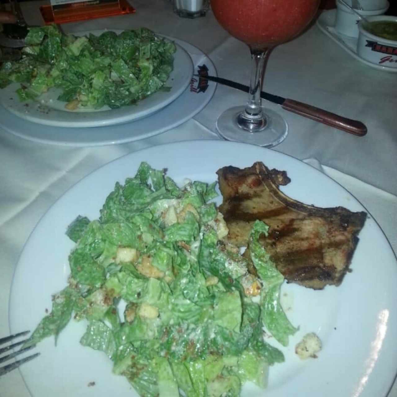 Ensalada Cesar con chuleta de Cochino