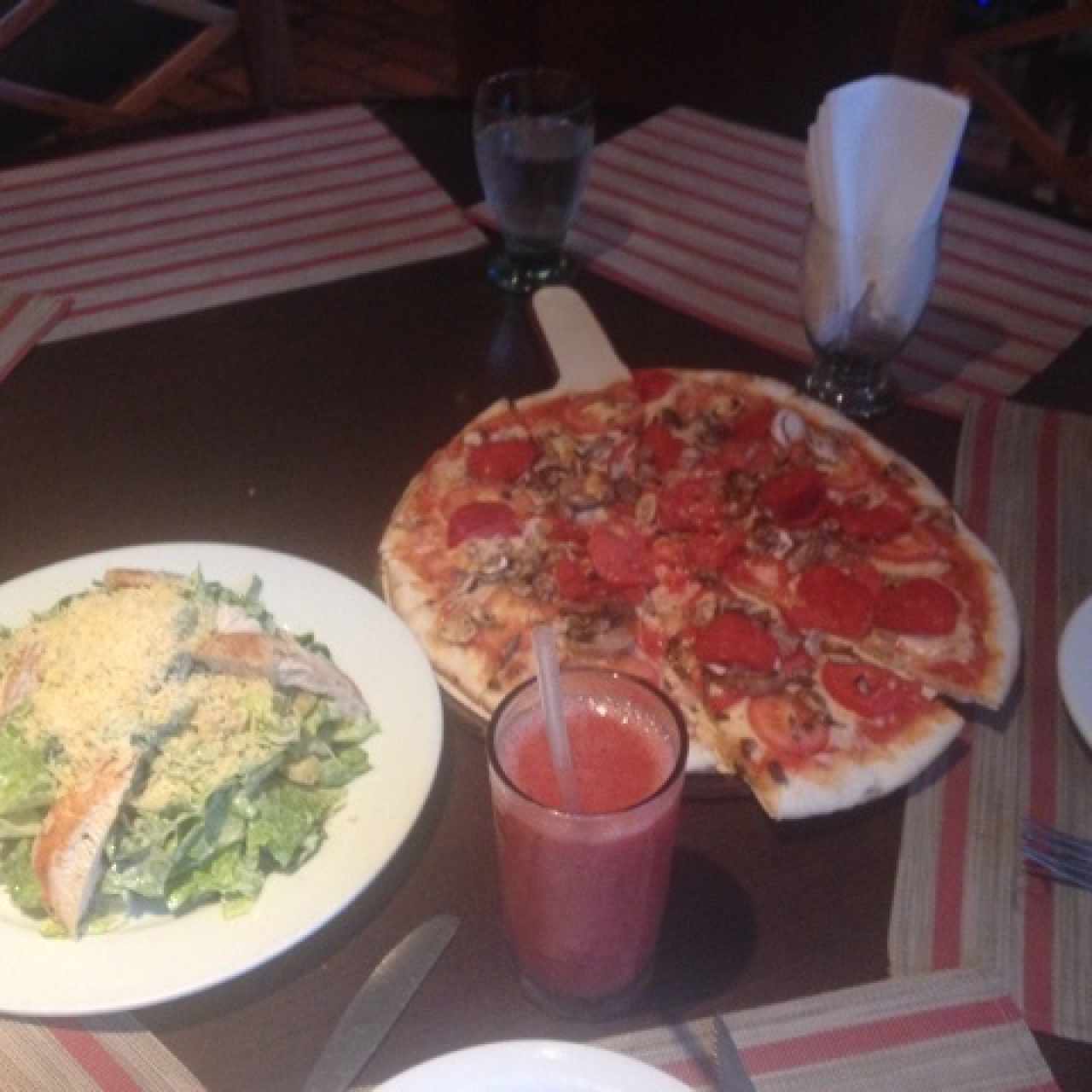 pizza capresa con peperoni y champiñones 