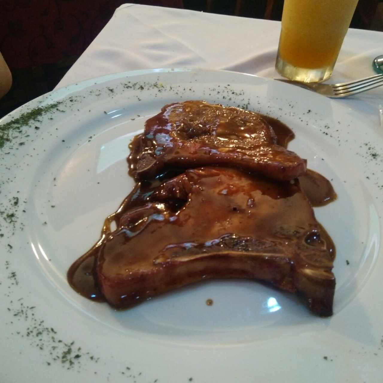 Chuleta de cerdo en salsa BBQ.