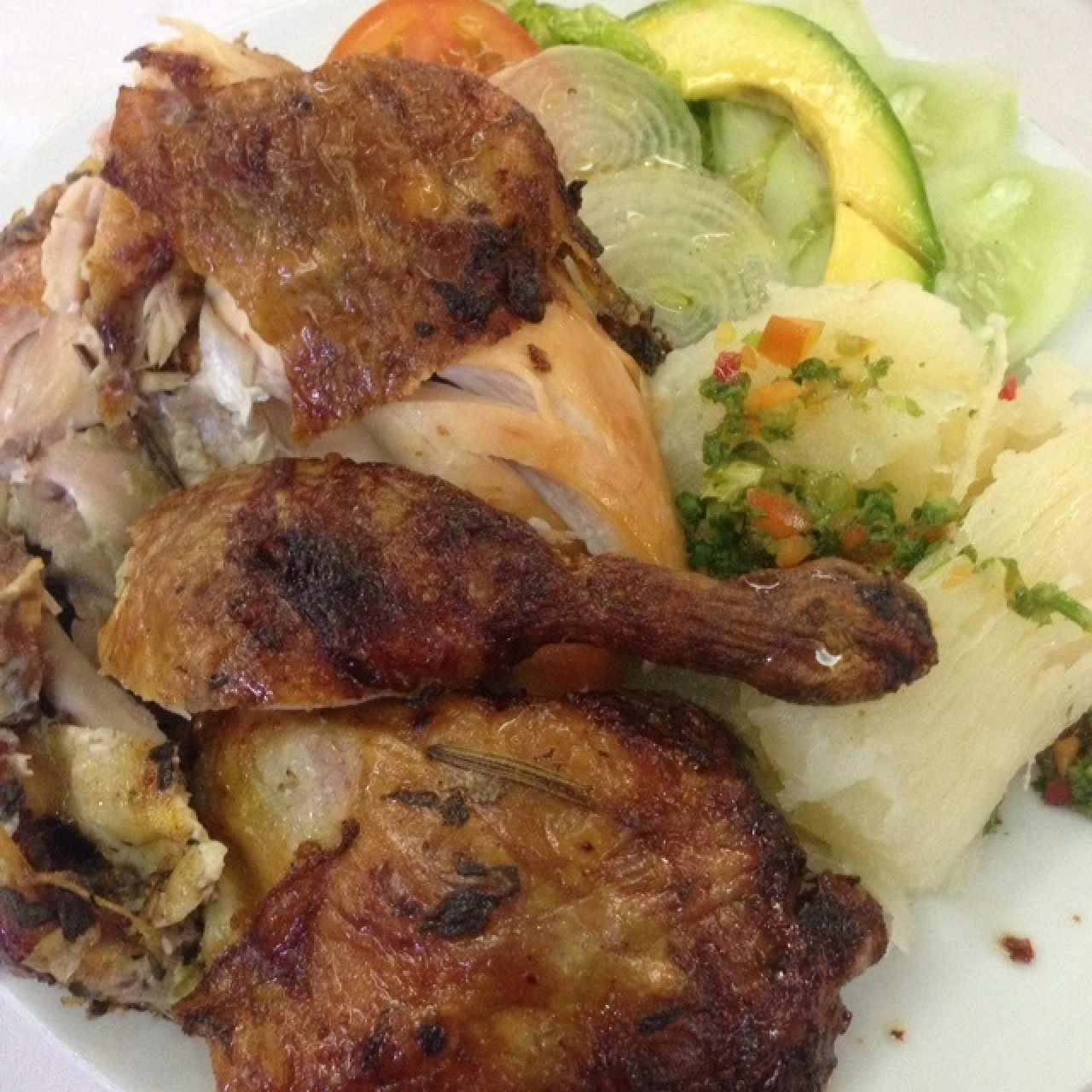 Medio Pollo a la Brasa con ensalada y yuca sancochada