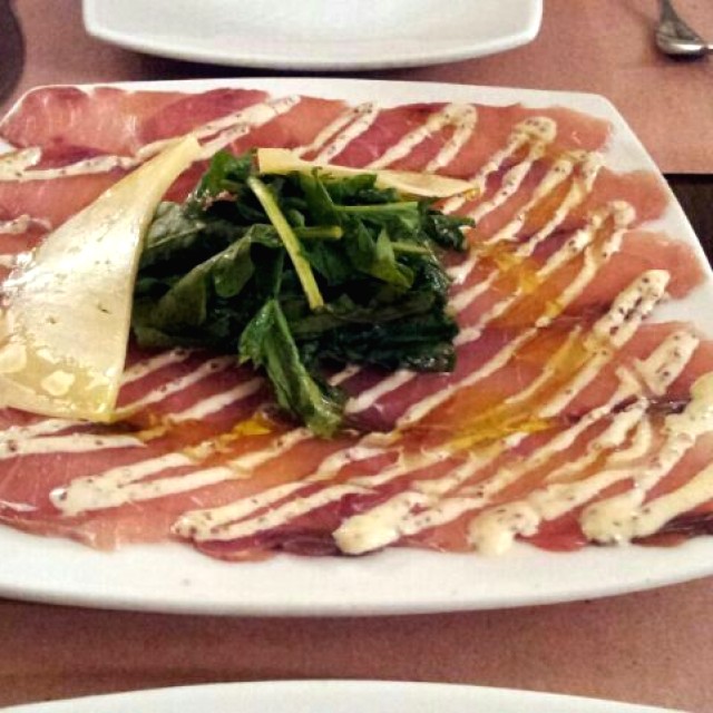 Carpaccio de pez espada ahumado (lau lau)