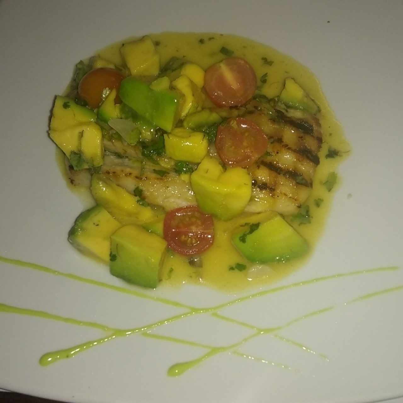 Robalo con aguacate y tomates cherry 
