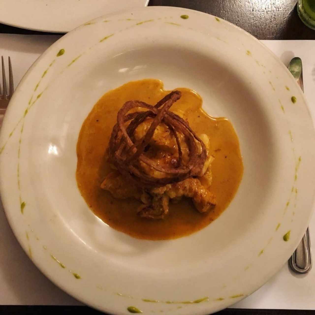 Pescado blanco en salsa tikka masala con puré de papas