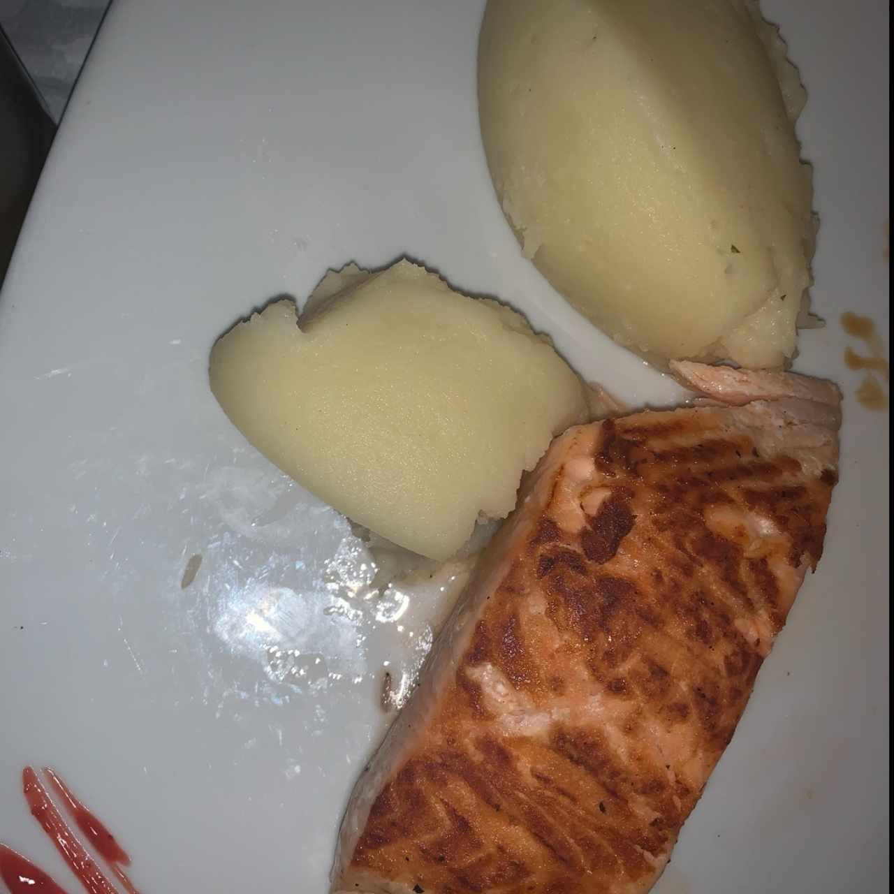 salmón a la plancha con salsa teriyaki, no lo pedí con esa salsa como se ve en la foto, estaba tan bueno 😍😍😍😍😍