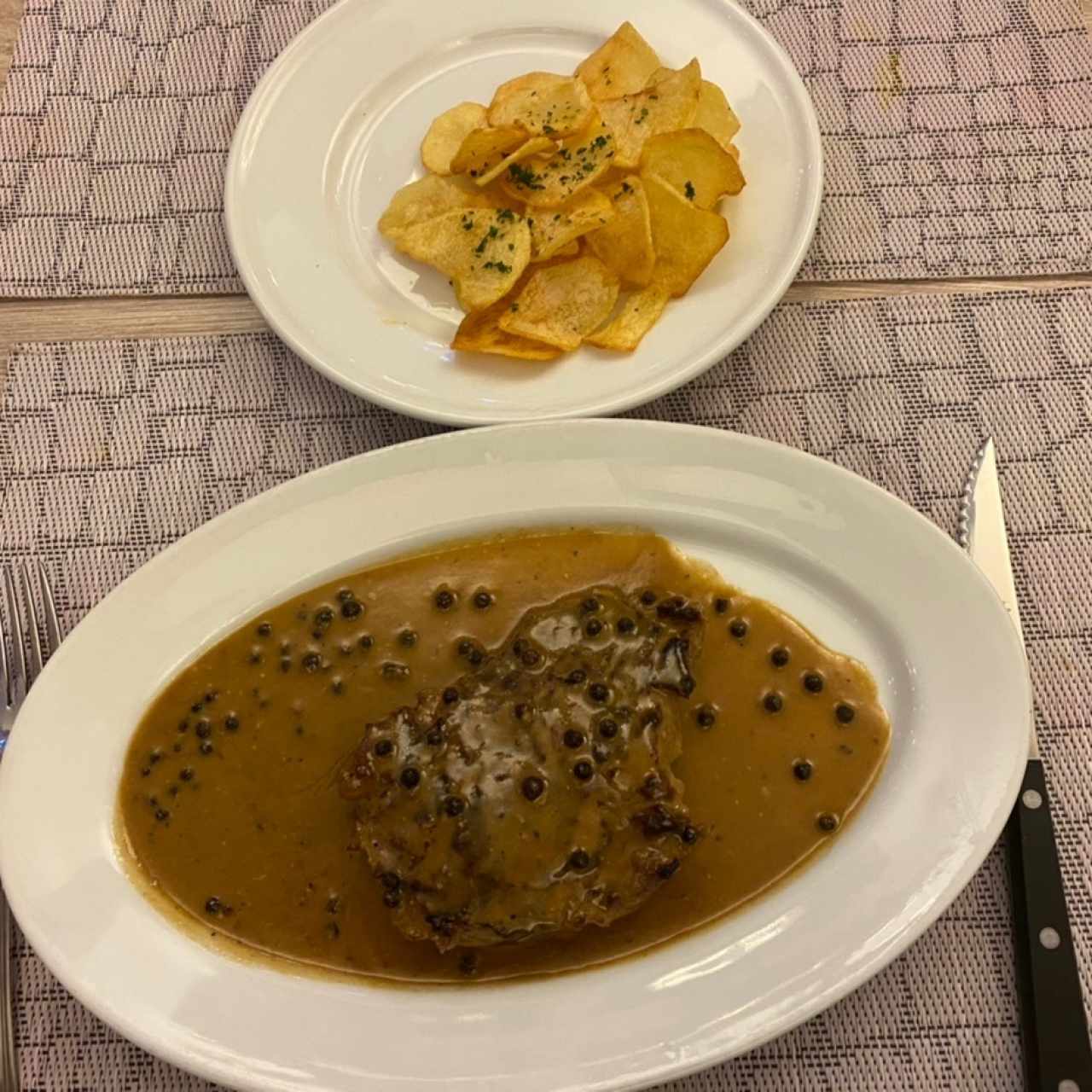 Solomo a la Pimienta Negra con Papas