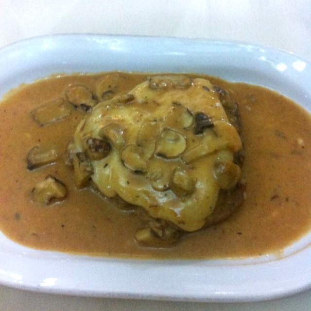 Lomito con fondue de queso manchego y Champiñones