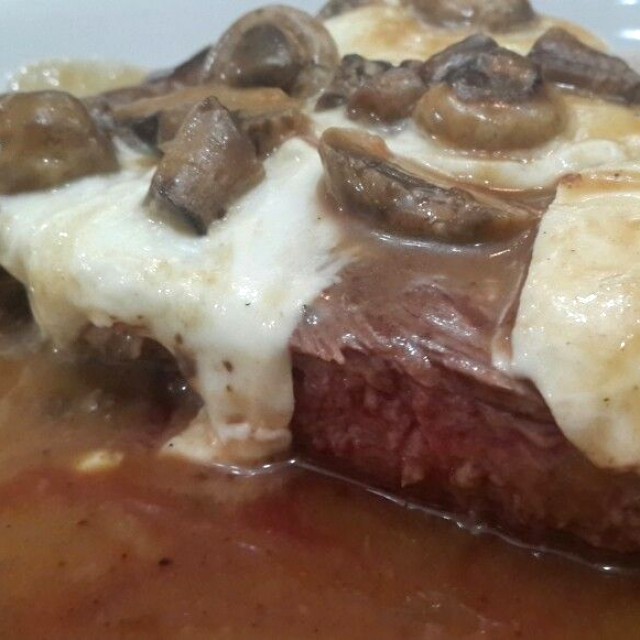 Lomito en fondue de queso manchego y champiñones