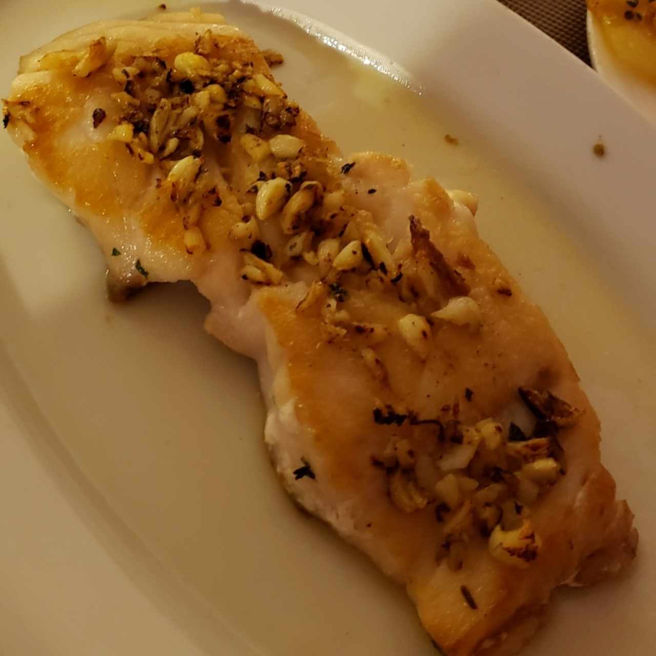 Mero a la plancha con ajos tostados
