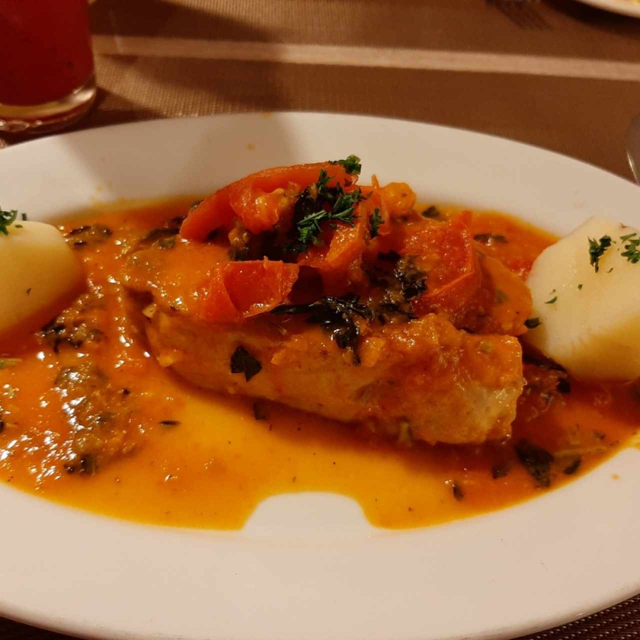 Filete de atún en salsa de tomate y albahaca 