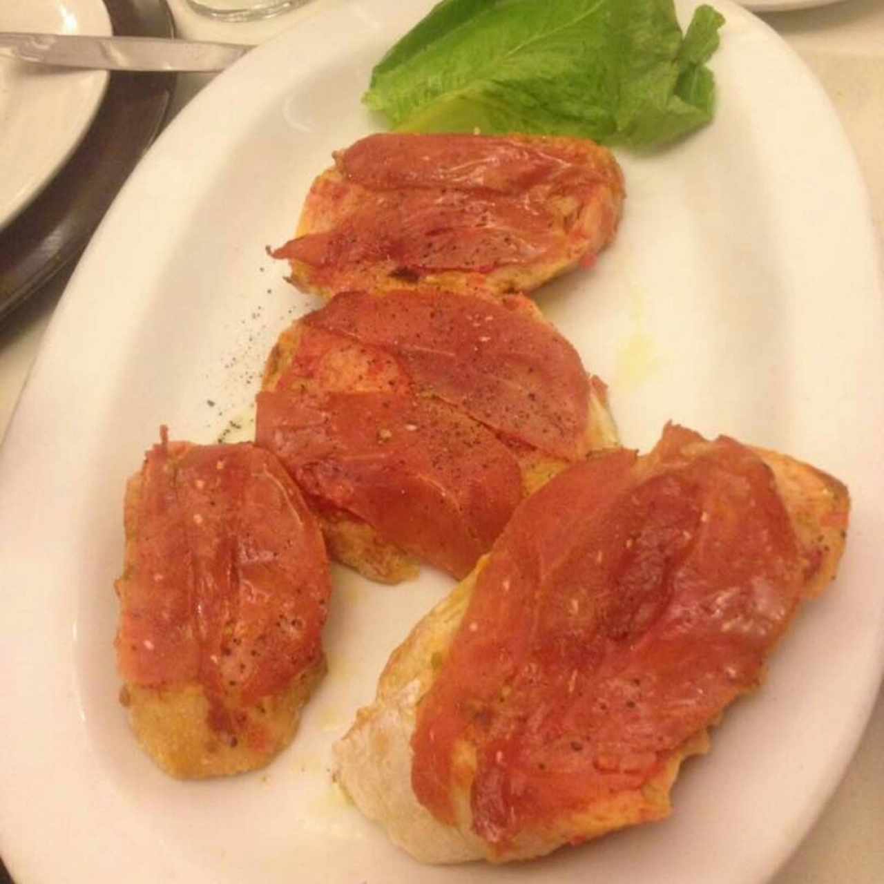 Pan Con Tomate y Jamon Serrano (Pantumaca o Pa Amb Tomàquet) excelente