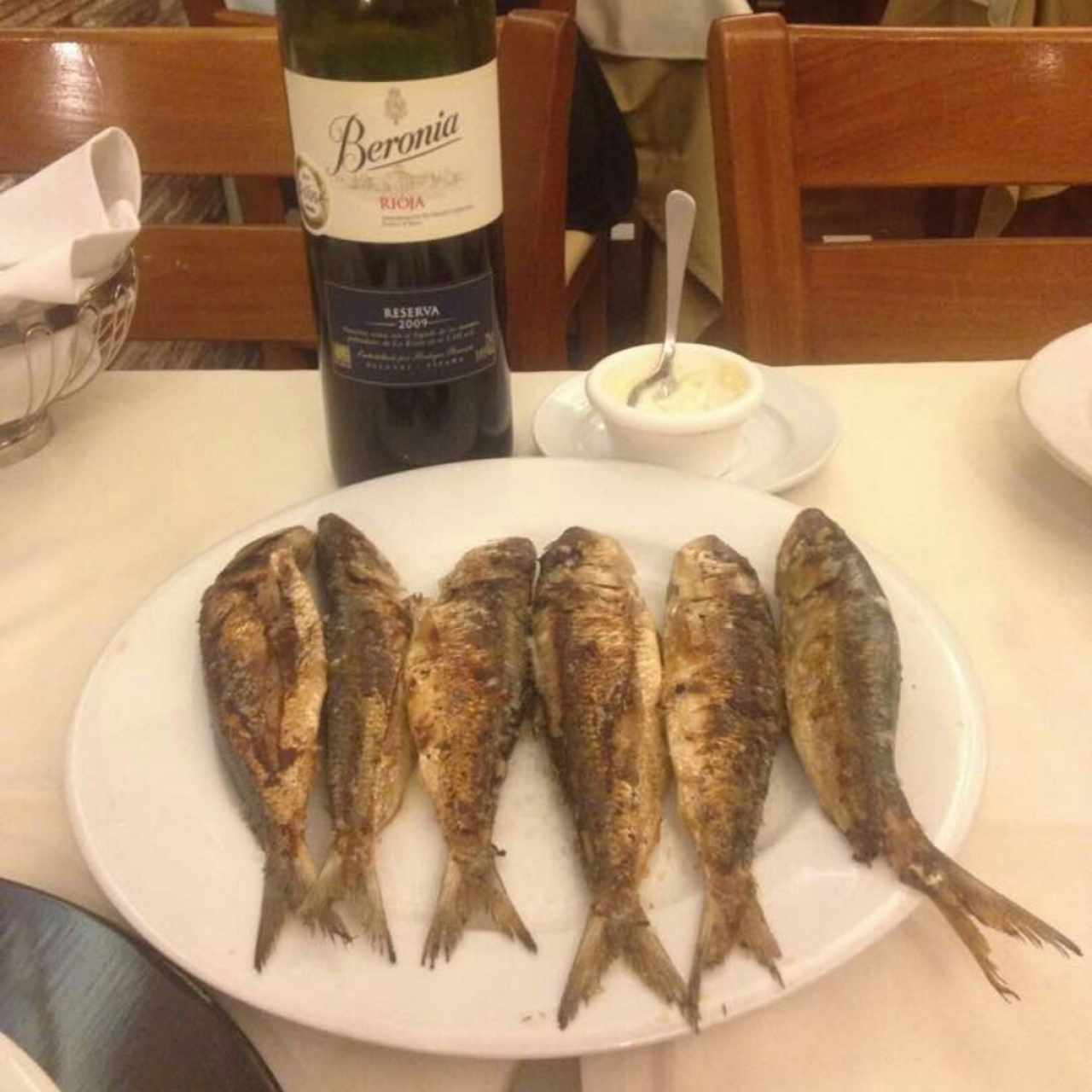 Sardinas a la Plancha, con descorche de Vino y Alioli, que no lo trae y gentilmente nos lo prepararon a petición, lo mejor de la noche, el Pan de la Casa muy bueno tambien