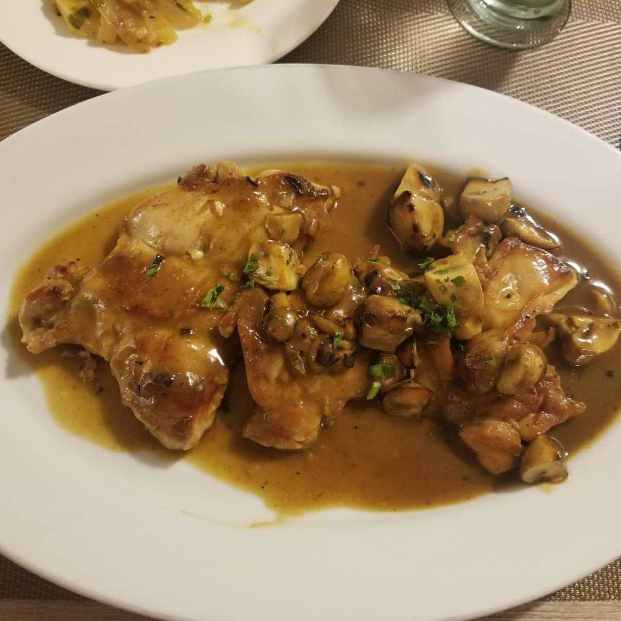 milanesa de pollo en salsa de vino con champiñones 
